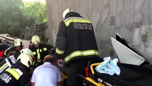 Tragická nehoda v Maďarsku: Autobus narazil do mostnej konštrukcie, hlásia 8 mŕtvych