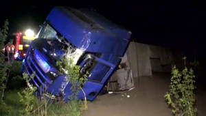 Vodič nákladiaku stratil vedomie. Skončil v poli a zdemoloval elektrický stĺp