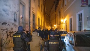 VIDEO: Česká polícia prekazila nelegálnu párty s 119 účastníkmi. Dovnútra sa dostala baranidlom