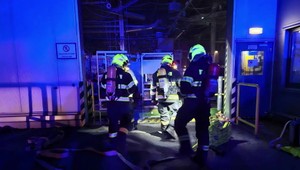 Výrobnú halu zachvátil požiar: Škody za stotisíce eur a 80 evakuovaných zamestnancov