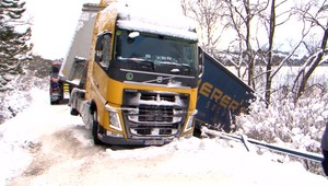 Muž sa snažil vyjsť zasneženým kopcom. Život si zachránil vyskočením z kabíny kamióna