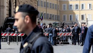 Pred kanceláriou talianského premiéra sa strieľalo