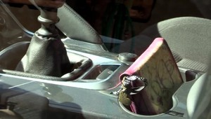 Pre peňaženku na sedadle rozbili okno auta. Jej obsah ich prekvapil