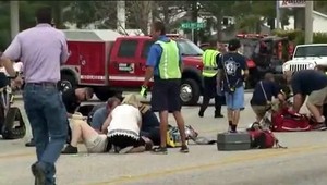 Do karnevalového sprievodu narazilo auto, 12 zranených