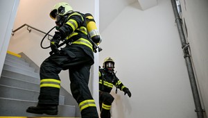 Pri nočnom požiari bytu zahynulo len trojročné dieťa. Údajne bolo v byte samé