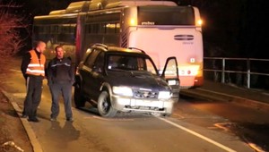 Vodič s viac ako 2,5 promile vrazil do autobusu, chcel ujsť