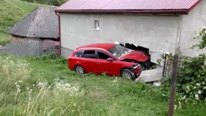 FOTO: Vážna nehoda na východe Slovenska. S autom prerazil múr domu a skončil v detskej izbe