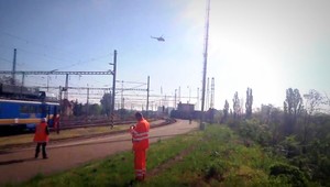 Rozruch na vlakovej stanici. Želežničiarom pomáha vrtuľník