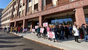 Protest pred Ministerstvom spravodlivosti: Justiční zamestnanci sú proti reforme súdnej mapy