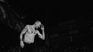 Skupina Linkin Park poslala Benningtonovi do neba srdcervúci odkaz