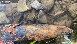 Nebezpečný nález: Počas výkopových prác našli pri brehu potoka muníciu z 2. svetovej vojny