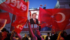 Chceme silného prezidenta, rozhodli Turci. Výsledok bol tesný