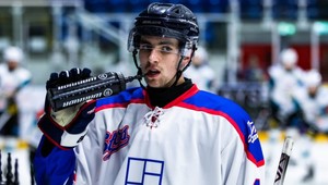 Hokejista sa počas dovolenky zrútil z hotelového balkóna, mal iba 19 rokov