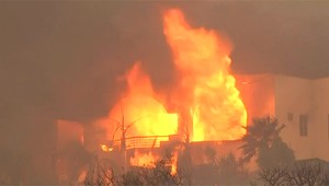 Obrovský požiar neutícha. Mestá ľahajú popolom