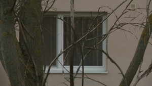 Seniorka zostala po páde zakliesnená v zábradlí, zasahovali policajti