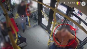 Agresívny muž napadol vodiča MHD a zlomil mu rebrá, neskôr napadol ďalšieho muža