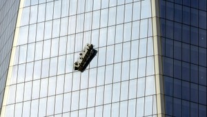 Umývači okien viseli vo výške 366 metrov, odtrhlo sa im lano