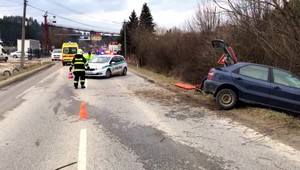 Agresívny vodič odmietol pomoc motoristov, hasičov, záchranárov, zasiahnuť preto museli policajti