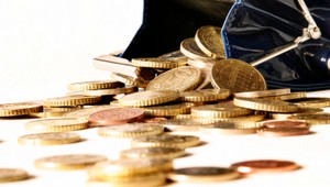 Muž zaplatil pätinu nového luxusného auta mincami