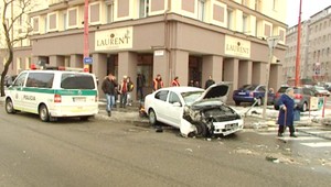 Nehoda na rušnej križovatke. Žena vpálila do stĺpa