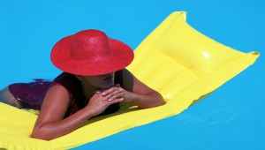 Dievča našli na nafukovačke 3 kilometre od brehu. Všetko prespalo