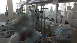 Na výzvu, aby pomohli sestričkám polohovať pacientov s COVIDOM, sa pohotovo prihlásilo 12 chlapov