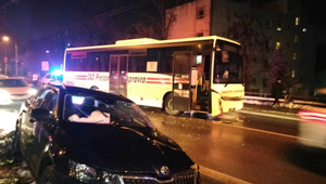 Cestujúcich v autobuse zaskočila zrážka. Na mieste zasahovali hasiči