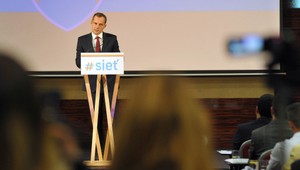 Procházka končí v Sieti aj v parlamente