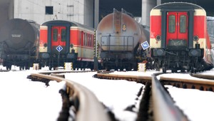 Pre poruchu trakčného vedenia nepremávali vlaky na východe Slovenska. Dopravu obnovili, zatiaľ po jednej koľaji