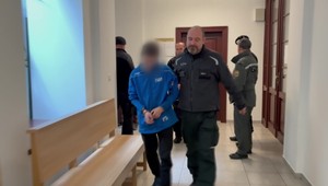 Mladík vydieral 12-ročné dievča, žiadal od nej nahé fotky mladšej sestry