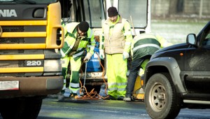 Výtlk, kam sa pozrieš. Chýbajú peniaze, sťazujú sa cestári