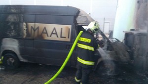 Hasiči zasahovali pri večernom požiari dodávky