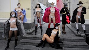 Ako polonahé krásky po policajnom aute skákali...