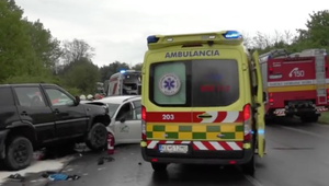 Čelná zrážka si vyžiada 5 zranených. Na mieste zasahoval aj záchranársky vrtulník