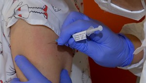 Ďalšie zmätky pri očkovaní: Niektorým cez online Čakáreň prišli SMS s viacerými termínmi