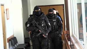 Súd v Trenčíne rozhodoval o väzbe pre trojicu mužov. Nie je vylúčené, že zásobovali aj teroristov