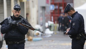 Pri policajnej akcii na predmestí Paríža zomreli v stredu až traja ľudia