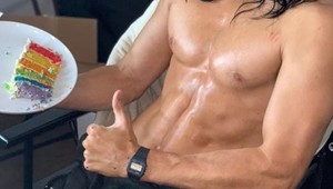 Dúhová torta ako odkaz? Herec odhalil vymakané telo