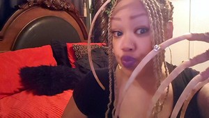 Táto žena má najdlhšie nechty na svete, lakuje si ich týždeň