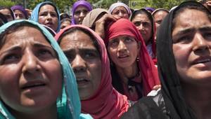 Autobus s pútnikmi sa zrútil do rokliny. Zahynulo 16 ľudí