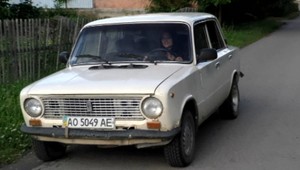 Toto auto jazdí na uhlie. Majiteľ ho upravil, aby ušetril na benzíne