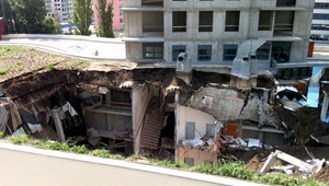 Investor budovy 3nity popiera, že by sa so stavbou ponáhľali