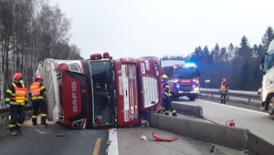 FOTO: Vážne nehody kamiónov: Únik nafty, uzavretá D1, vodiča ratovali záchranári