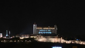 Bratislavský hrad sa rozsvietil slovami "Spolu to zvládneme". Slováci opäť tlieskali ľuďom v prvej línii