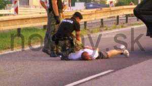 AUTENTICKÉ ZÁBERY. Takto zatýkali policajti svojho kolegu