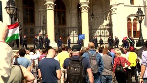 Budapešť dunela hnevom. Demonštranti chcú Orbánovi dýchať na päty