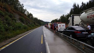 Českú diaľnicu zablokoval kamión, zhorel do tla