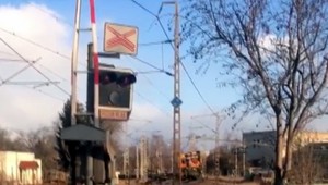 Na priecestie prichádza vlak, svetlá ale nesvietia, závory sa nezatvárajú. Čo je povinnosťou vodiča?