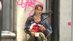 ŠOKUJÚCE VIDEO: Matka zneužíva dcérku na žobranie...