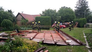 Silné búrky v Českej republike rúbali stromy a ničili strechy. Pri prechode slovenských hraníc zanikali